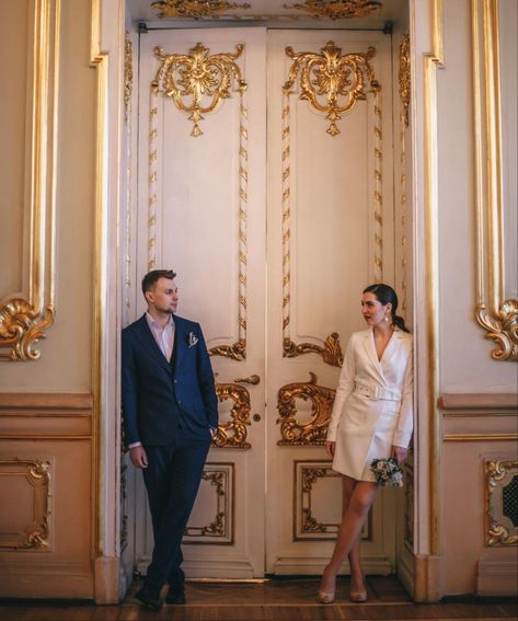 Courthouse Marriage, Prenup Photos Ideas, Indoor Engagement Photos, Classy Engagement Photos, Chicago Engagement Photos, Museum Photography, Engagement Picture Outfits, Theatre Wedding, Palace Wedding