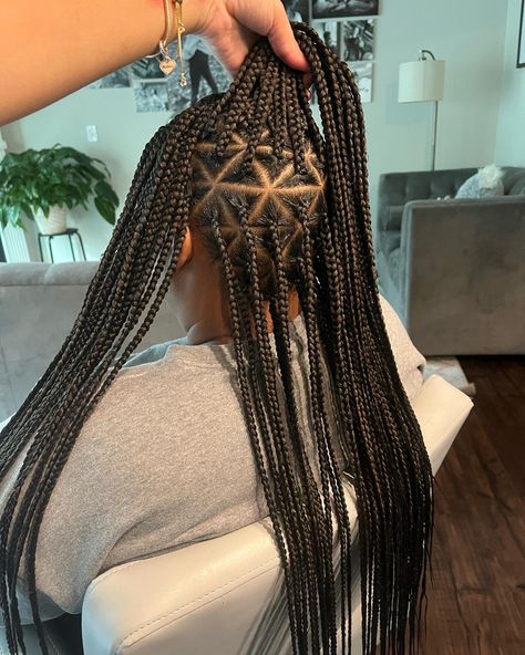 Hair Triangle Knotless Braids Medium, Single Knotless Braids, Ponytail Hairstyles Elegant, Triangle Knotless Box Braids, Triangle Part Knotless Braids, Box Braids Triangle Parts, Elegant Box Braids, Braids Triangle Parts, Box Braids Natural Hair