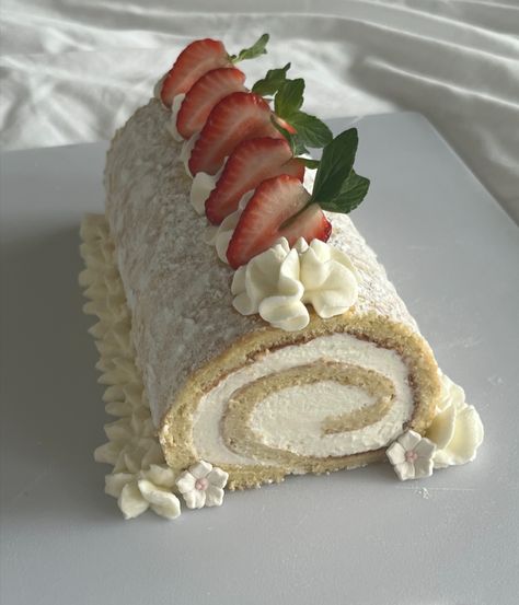 Swiss Cake, Swiss Roll Cake, Pretty Cake, Swiss Roll, Roll Recipe, Roll Cake, Buffet Food, Cake Roll, Rolls Recipe