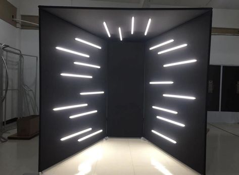 Portable Podcast Setup, Led Strip Stage Design, Led Tube Photography, Wood Box Decor, Led Tubes Installation, Booth Lighting, Neon Tube Lights, Photo Booth Design, Fluorescent Tube Light