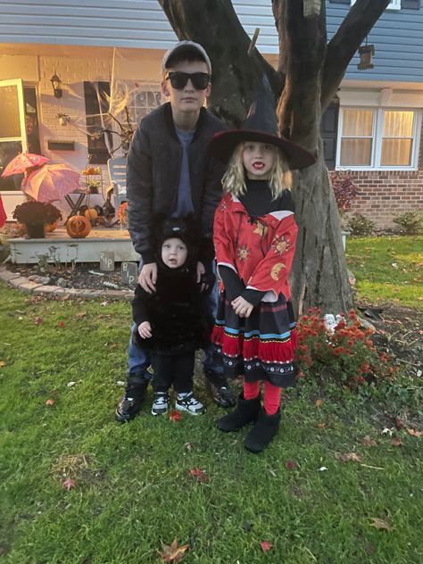 Max Dennison, Max Costume, Hocus Pocus Costume, Thackery Binx, Sibling Halloween Costumes, Witch Costumes, Harry Styles Poster, Disneyland Halloween, Cute Halloween Costumes