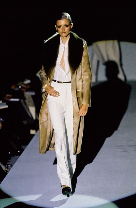 Gucci Fall 1996 Ready-to-Wear Fashion Show - Trish Goff Trish Goff, Runway Archive, 90s Minimalism, Gucci Runway, Fashion 1990s, Icon Style, 1990s Fashion, 90s Fashion Outfits, Gucci Fashion