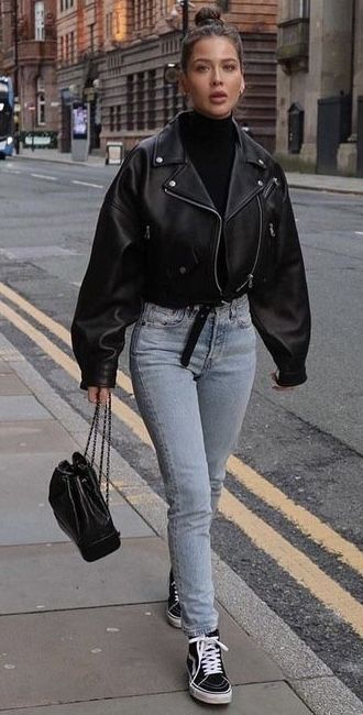 Winter Leather Jacket Outfit, Leather Jacket Outfits Women, Jacket Outfits Women, Outfits Women Winter, Street Moto, Womens Leather Jacket Outfit, Winter Jacket Outfits, Women Leather Jacket, Moto Leather Jacket