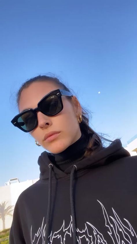 Sunglasses Inspo Aesthetic, Ray Ban State Street, Vittoria Ceretti, Ray Ban Sunglasses Women, Italian Beauty, State Street, Trendy Sunglasses, Wearing Glasses, Eyewear Womens