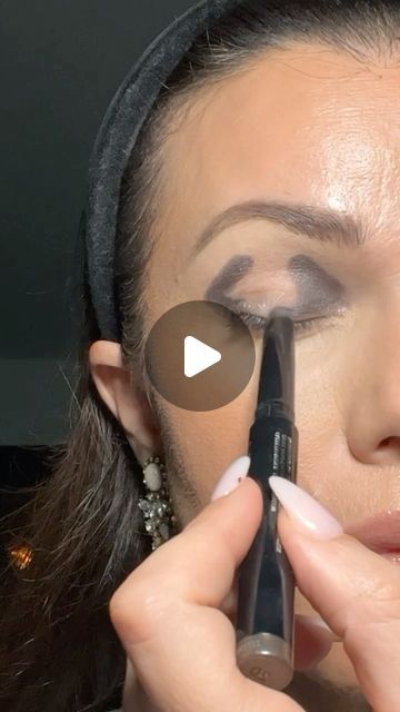 Smokey Halo Eye Makeup, Halo Eye Tutorial, Halo Eyeshadow Looks, Black Halo Eyeshadow, Brown Halo Eyeshadow, Makeup Kiko, Mary Kay Shimmer Liquid Eyeshadow, Halo Eyes, Halo Eyeshadow