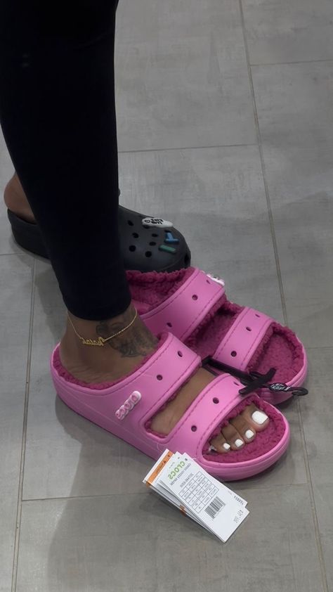 Fuzzy Croc Sandal Outfit, Slipper Crocs, Croc Slides, Cute Slides, Pink Crocs, Crocs Fashion, Trendy Shoes Sneakers, Pretty Shoes Sneakers, Cute Slippers