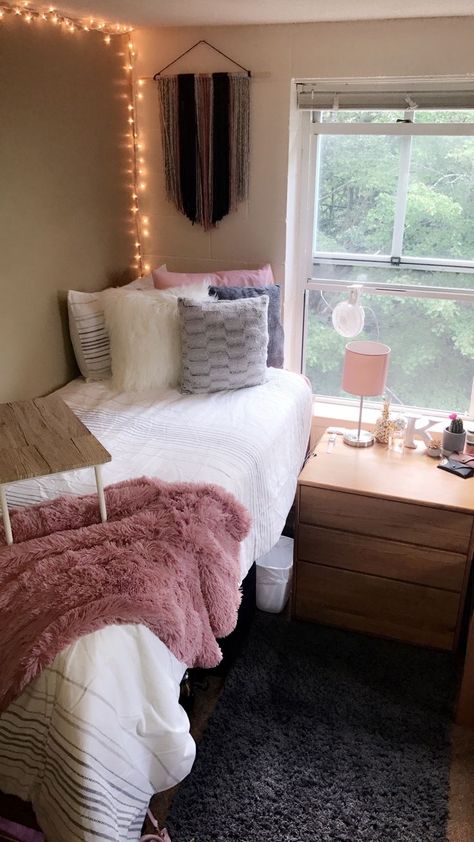 Cute pink dorm room Decorating Dorm, College Bedroom Decor, College Bedroom, Dorm Diy, Dorm Room Diy, College Dorm Room Decor, Dorm Room Designs, Girls Dorm Room, Dorm Room Organization