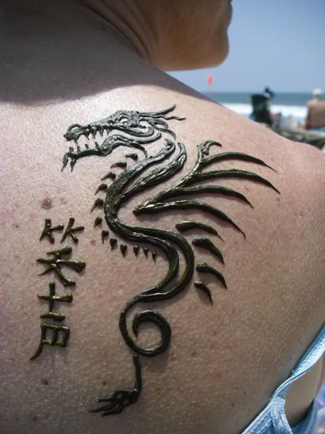 Henna dragon with Japanese Kanji symbols at Santa Monica and Malibu Beach in Los Angeles at www ... Henna For Boys, Dragon Henna, Japanese Kanji Symbols, Henna Men, Men Henna Tattoo, Back Henna, Henne Tattoo, Jagua Henna, Kanji Symbols