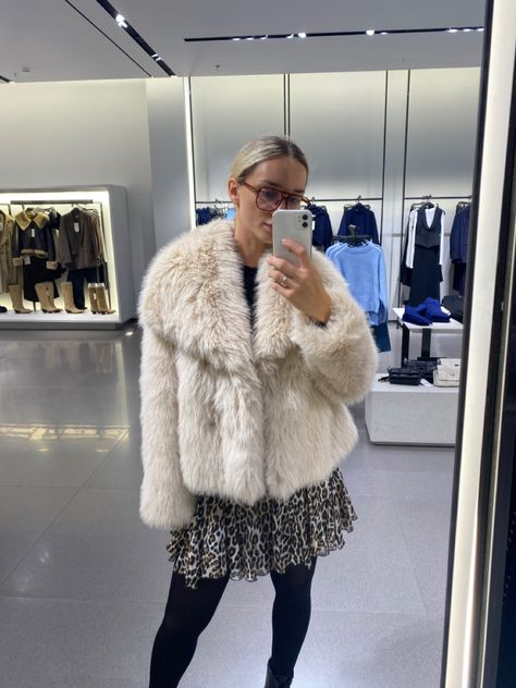 Zara Fur Coat, Japan Ootd, Winter Warm Outfits, Pinterest Wardrobe, Y2k Cardigan, Trendy Cardigans, Bubble Coat, Zara Coat, Coat White