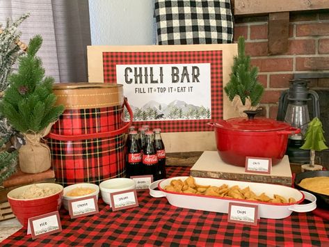 Host and adorable and delicious Chili Bar Party with help from Everyday Party Magazine #ChiliBar #Woodlands #Rustic #Party Flannel Christmas Party Theme Outfit, Chili Decorations Party Ideas, Chili Bar Party, Flannel Party, Soup Party, Chili Party, Chili Dinner, Chili Bar, Lumberjack Birthday Party