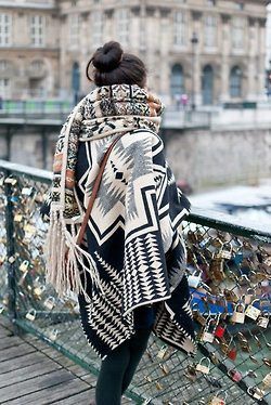 Layering of oversized scarf over shall/blanket works. Looks warm, yet sophisticated and feminine. Look Hippie Chic, Boho Mode, Mode Boho, Hippie Outfits, Baby Cold, Mode Inspiration, Look Fashion, Autumn Winter Fashion, Style Me