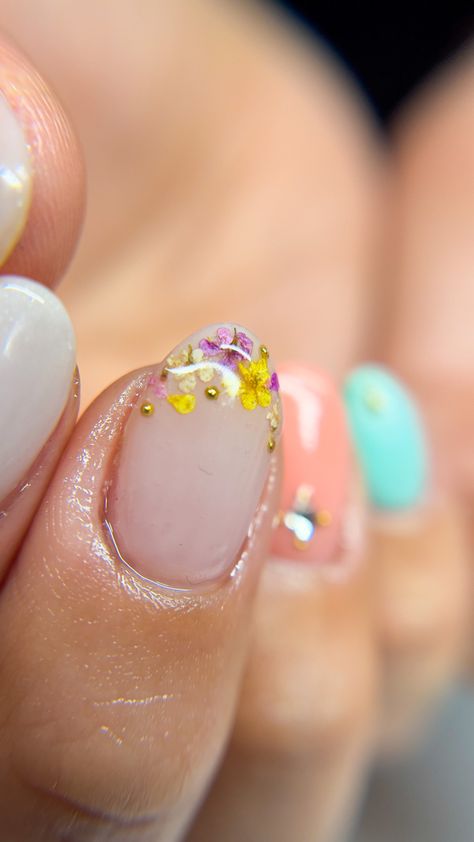 Dried Flower French Tip Nails, Dry Flower Nail Art Designs, Real Flowers Nails, Dried Flowers Nail Art, Dried Flowers Nails Design, Vet Nails, Real Flower Nails, Nails With Dried Flowers, Dried Flowers Nails