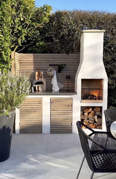 Small Bbq Area Ideas, Outdoor Kitchen Farmhouse, Barbeque Design, Outdoor Barbeque, Small Balcony Ideas Apartment, Farmhouse Designs, Outdoor Fireplace Patio, Outdoor Kitchen Plans, Outdoor Bbq Kitchen