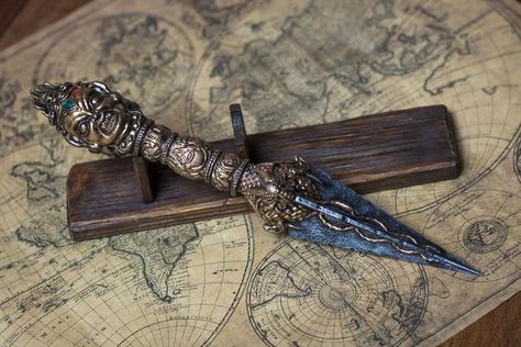 Fantasy Dagger, Knife Aesthetic, Pretty Knives, Dagger Knife, Metal Welding, Cool Swords, Knife Design, Cool Knives, Trik Fotografi