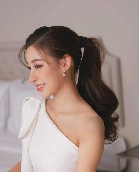 Thai Bridal Hair, Prenup Hairstyle, Hairdo For Party, Ponytail With Veil, Hairdo Engagement, Graduation Hairdo, Hairdo Bridesmaid, Hairdo Party, Fashion Killa Aesthetic