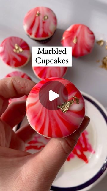 Alex LaRosa on Instagram: "Marbled cupcakes 🧁 ✨ this is always been a cookie decorating hack, but I wanted to try it on a cupcake ✨ start with your flat top cupcake ✨ Mix up your royal icing and add your two colors ✨ dip your flat top cupcake into the Royal icing and lift up for the big reveal ✨ add some gold for extra glam Supplies @nycake Marbled inspiration @chelsweets . . . . . #alexlarosabakery #valentinesdaycupcakes #marbledcupcakes #cupcakedecorating #cupcaketutorial" Royal Icing Cupcakes, Flat Top Cupcake Decorating, How To Marble Buttercream Icing, Flat Top Cupcake Frosting, How To Make Marble Cupcakes, Frosting For Marble Cake, Marble Cupcake Recipe Easy, Flat Top Cupcakes, Marble Icing Cake Buttercream