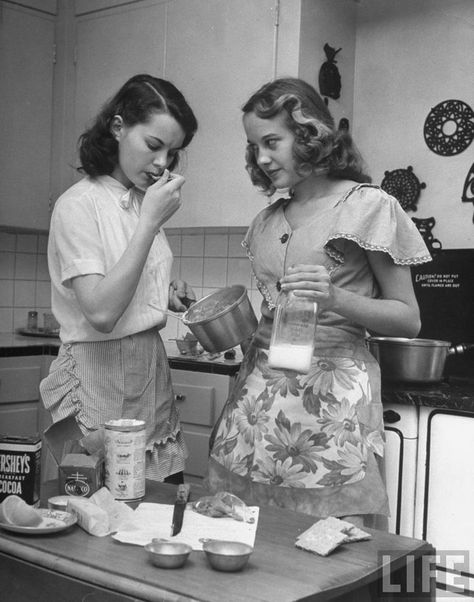 Vintage Lesbian, Vintage Housewife, Retro Housewife, Photo Vintage, Vintage Life, Vintage Pictures, Vintage Photographs, Mode Vintage, Vintage Love