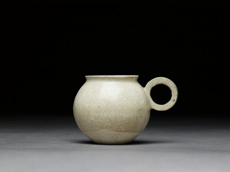 Ancient Pottery India, Teapot Chinese, Ming Dynasty Pottery, Chinese Neolithic Pottery, Clay Cup, Ming Dynasty Porcelain, Ring Handle, Chinese Pottery, Eastern Art