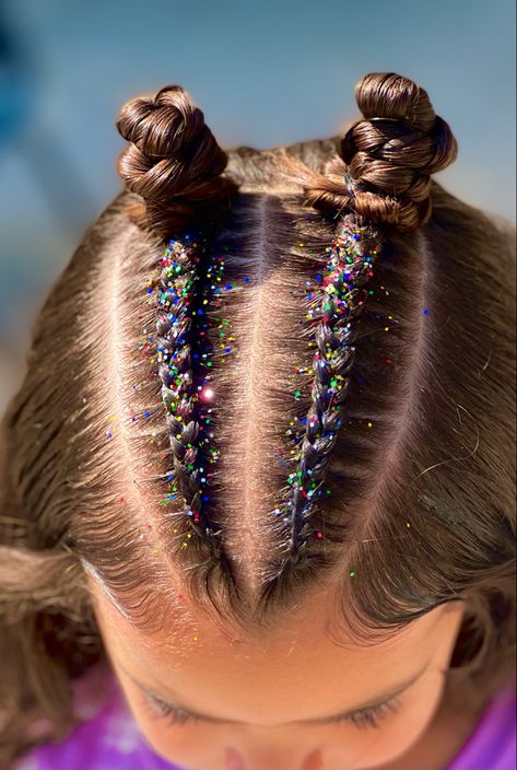 Glitter Hairstyles Braids, Glitter Hair Gel Hairstyles, Hairstyle Ideas For Kids, Race Day Hair, Glitter Carnaval, Christmas Hairstyles For Kids, Cute Hairstyle Ideas, Fake Tattos, Concert Hairstyles