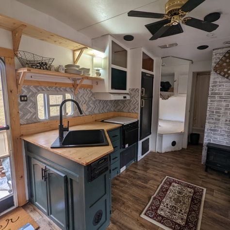 Camping Trailer Interior Ideas, Country Camper Remodel, Old Rv Decorating Ideas, 90s Camper Remodel, Rv Updates Diy, Cheap Camper Remodel Ideas, Old Rv Remodel, Older 5th Wheel Camper Remodel, Camper Renovation On A Budget