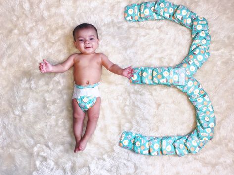 3 Month Photoshoot Ideas At Home, 1 Month Baby Photoshoot Ideas At Home, One Month Photoshoot Ideas For Baby Boy, 3 Minth Baby Photoshoot, 2 Month Baby Photoshoot Ideas At Home, Baby Birthday Month, Twin Babies Pictures, Baby Fashion Girl Newborn, Diy Newborn Photography