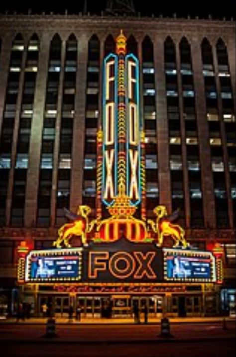 Detroit, Michigan Classic Movie Theaters, Vintage Movie Theater, Old Neon Signs, Fox Theater, Retro Signage, Vintage Theatre, Vintage Neon Signs, Neon Nights, Theatre Design