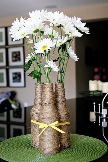 upcycled glass bottles! I think this would be cute for a rustic wedding center pieces. You could even mix and match with mason jars too. Bridal Shower Decorations Diy, Deco Champetre, Rustic Bridal, Bridal Shower Rustic, Diy Centerpieces, Diy Vase, Deco Floral, Wine Bottle Crafts, Décor Diy