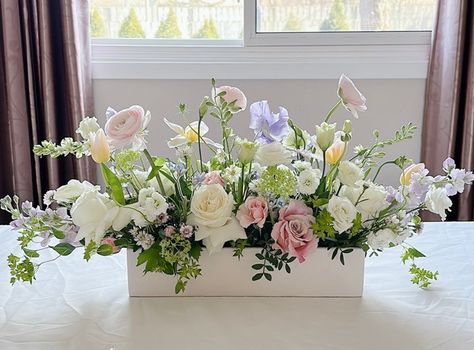 Rectangular Centerpieces Wedding, Long Low Flower Arrangement, Rectangle Vase Flower Arrangement, Large Centrepieces, Low Flower Arrangements For Table, Horizontal Flower Arrangement, Long Table Flower Arrangements, Long Wedding Table Decorations, Bridal Room Decor