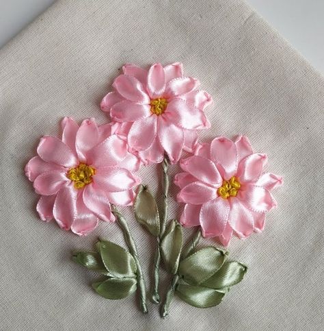 Welcome dear friends to my floral embroidery tutorial! If you are new to the world of ribbon embroidery this tutorial is right for you! It includes the scheme for your embroidery and step by step tutorial. I hope you will enjoy it a lot and find ribbon embroidery not difficult. I also hope your Silk Ribbon Embroidery Tutorial, Sulaman Pita, Silk Ribbon Embroidery Patterns, Ribbon Embroidery Kit, Ribbon Embroidery Tutorial, Ribbon Crafts Diy, Diy Embroidery Patterns, Embroidery Tutorial, Pola Sulam