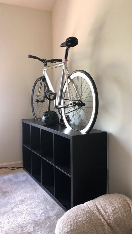 Bicycle Room Ideas, Bicycle Storage Ideas, Bike Storage Design, Bike Storage Home, Bike Storage Apartment, Bicycle Display, Ikea Bookshelf, Bike Display, Diy Bike Rack