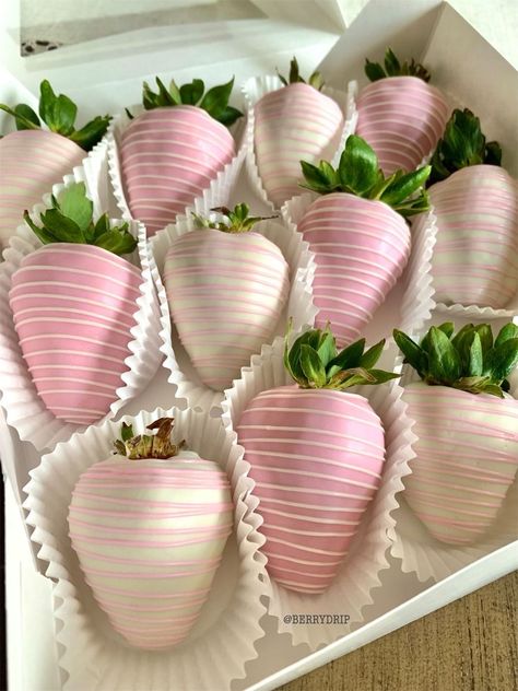 Chocolate Dipped Strawberries Aesthetic, Cute Valentines Food, Pink Bow Desserts, Strawberry Shortcake Pretzels, Cute Birthday Snacks, Light Pink Desserts, Strawberry Ideas Decoration, Strawberry Candy Table, Spring Themed Desserts