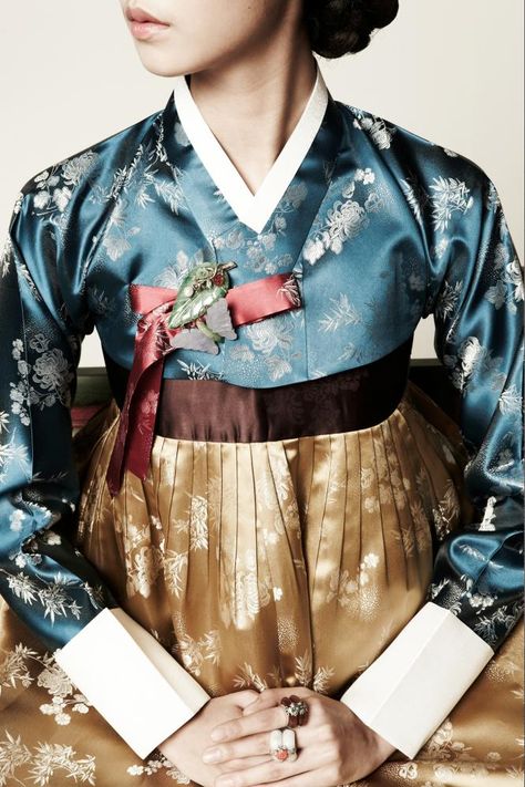 Designed by SUK-HYUN HANBOK Traditional Korean Clothing, Vietnam Fashion, Korean Traditional Clothing, Korean Traditional Dress, Mode Kimono, Korean Hanbok, Kimono Pattern, Traditional Korean, Traditional Clothes