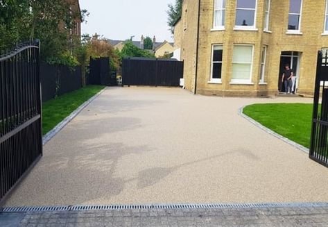 Imperial Resin bonded surfaces on Instagram: “#resin #resinbonded #resinbondeddriveways #driveways #homeimprovements #pathways #resinbondedpathways” Front Garden Wall Ideas, Front Garden Wall, Garden Wall Ideas, Resin Bound Driveways, Driveway Landscaping, Front Garden Design, Gravel Driveway, Outdoor Decor Backyard, Wall Ideas