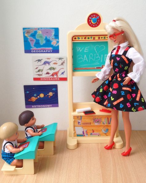 Barbie Maestra Teacher Barbie, Barbie 90s, Childhood Memories 90s, 90s Toys, Im A Barbie Girl, Barbie Toys, Barbie Vintage, 90s Childhood, Barbie Party