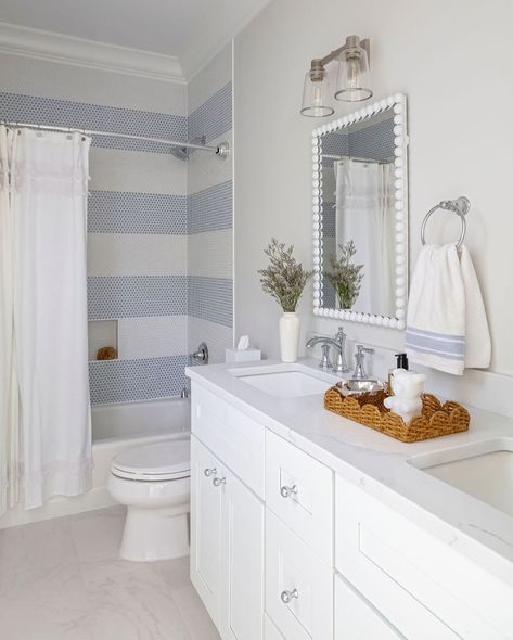 Simplicity Costal Cowgirl Bathroom, Bathroom Costal, Coastal Grandma Bathroom, Coastal Kids Bathroom, White And Blue Bathroom Ideas, Coastal Grandmother Bathroom, Lakehouse Bathroom Ideas, Coastal Hamptons Bathroom, Farmhouse Coastal Bathroom