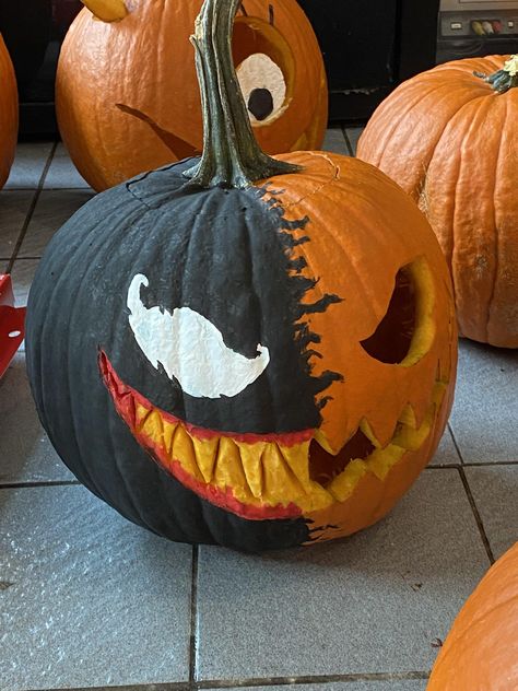 Pumpkin Carving Ideas Paint, Venom Pumpkin Painting, Venom Pumpkin Carving, Venom Pumpkin, Creative Pumpkin Painting Ideas, Cute Painted Pumpkin Ideas, Halloween Pumpkin Crafts, Creative Pumpkin Painting, Cute Pumpkin Carving