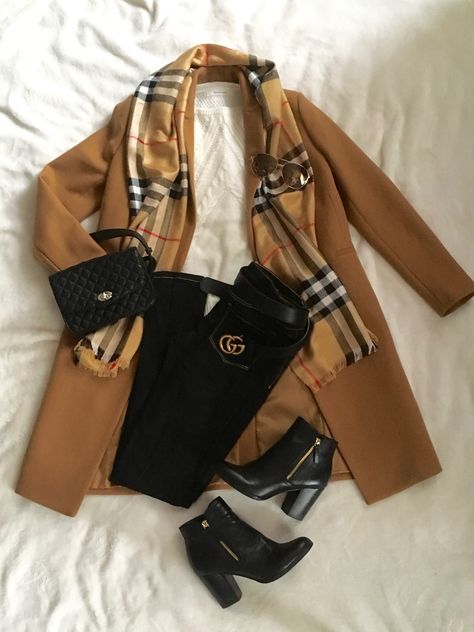 Womens Burberry Outfit, Style Burberry Scarf, Burberry Scarf Outfit Aesthetic, Outfit With Burberry Scarf, Winter Outfits With Scarfs Ideas, Burberry Winter Outfits, Burberry Scarf Outfit Casual, Camel Scarf Outfit, Burberry Scarf Outfit Winter