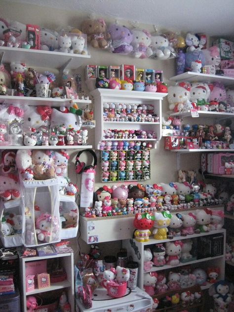 Holy shit!!! Caelyn has loved hello kitty forever, she would freak out over these! Kitty House, Hello Kitty Bedroom, Hello Kitty House, Hello Kitty Rooms, Hello Kitty Themes, Miss Kitty, Kitty Party, Aesthetic Inspiration, Kawaii Room