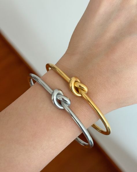 The perfect blend of elegance and durability. This love knot bangle is a must-have! Visit www.myjuvelofficial.com to shop these beauties 🌼 Modern Bangle, Knot Bangle, Bangles Making, Love Knot, Look On, Bosnia And Herzegovina, Latest Fashion, Knot, Bangles