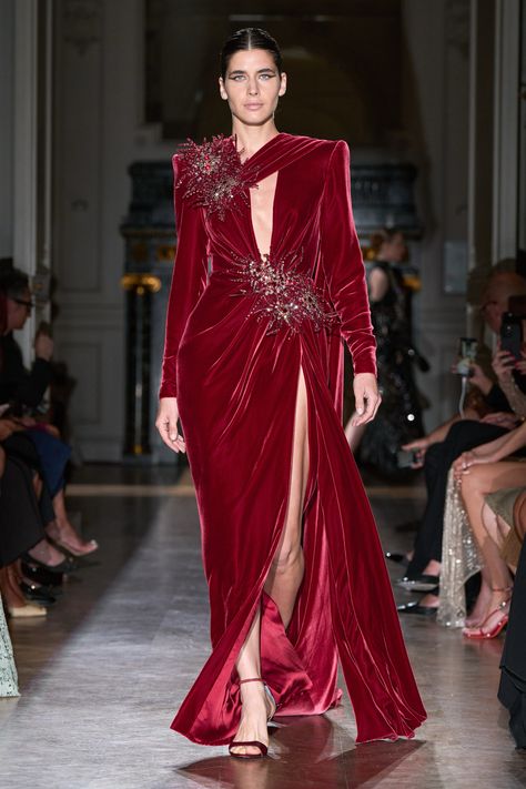 Zuhair Murad Fall 2024 Couture https://www.vogue.com/fashion-shows/fall-2024-couture/zuhair-murad/slideshow/collection#22 Zuhair Murad Haute Couture, Elie Saab Haute Couture, Mode Shoes, Fashion Runway Show, Copenhagen Fashion Week, Evening Dress Fashion, فستان سهرة, Couture Week, Zuhair Murad