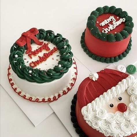 Christmas Cake 2022, Christmas Bento Cake Design, Christmas Bento Cake, Mini Christmas Cakes, Santa Cake, Christmas Themed Cake, Christmas Pastries, Christmas Cake Designs, Christmas Cake Decorations