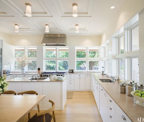 Victoria Hagan; 15 Kitchens With Plenty of Natural Light Photos | Architectural Digest Kitchen No Uppers, No Upper Cabinets, Loft Stil, Michael Smith, Contemporary Cottage, White Kitchen Design, Style Deco, Upper Cabinets, Kitchen Remodeling Projects