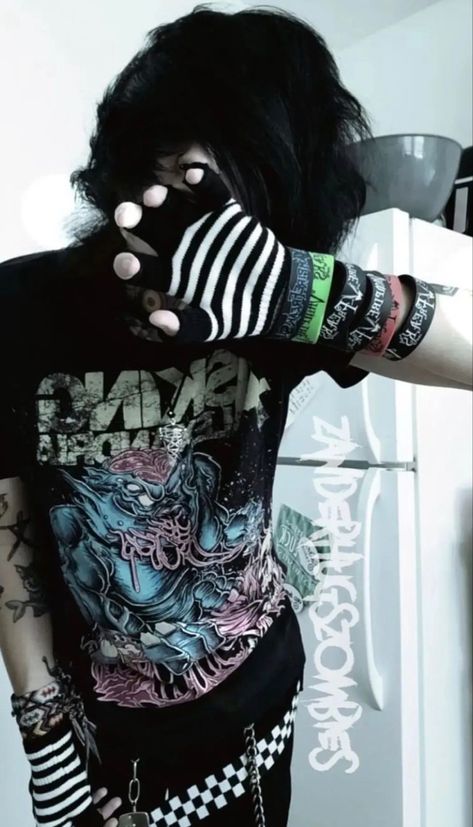 Scene Emo Fashion, Striped Fingerless Gloves, Emo People, 2000s Scene, Striped Gloves, Emo 2000s, Scene Boys, Scene Core, Outfits 2000s