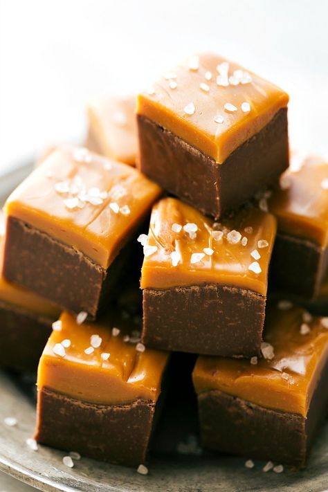 Chocolate Caramel Fudge, Recipe For Caramel, Fudge Caramel, Nutella Fudge, Microwave Fudge, Salted Caramel Fudge, Diy Easy Recipes, Christmas Fudge, Thanksgiving Desserts Easy