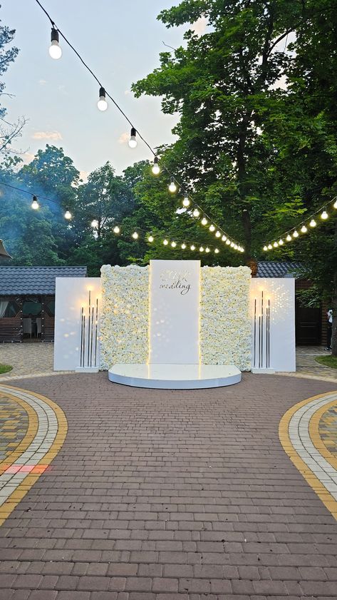 Main Stage Wedding Decoration, Wedding Dinner Backdrop Ideas, Wedding Areas Outdoor, Big Wedding Backdrop, Wedding Photoshoot Backdrop, Outdoor Wedding Stage Decorations, Elegant Wedding Backdrop Receptions, Day Wedding Stage Backdrop, Wedding Stage Backdrop Elegant Simple