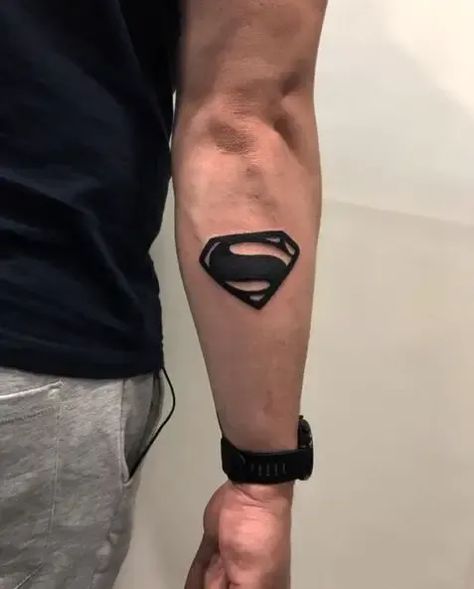 Superman tattoos that will unleash your inner hero! From cool symbols to powerful portraits, find the perfect design to show your love for the Man of Steel. #SupermanTattoo #HeroInYou Super Man Tattoo Design, Superman Symbol Tattoo, Superman Tattoo Ideas, Superhero Tattoo Ideas, Superman Tattoo Design, Superhero Tattoos For Men, Teen Titans Tattoo, Superman Logo Tattoo, Superman Tattoo For Men