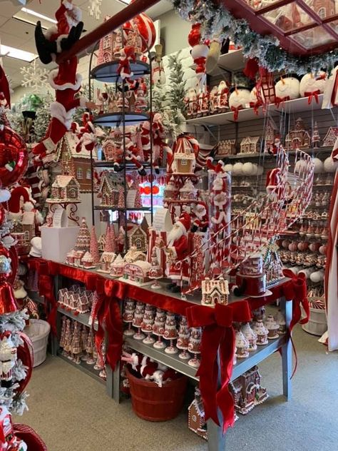 Christmas Shops Aesthetic, Aesthetic Christmas Shopping, Christmas Store Aesthetic, Christmas Shop Decor, Christmas Shopping Aesthetic, Red Christmas Aesthetic, Christmas Decor Store, Christmas Decor Shopping, Christmas Stores