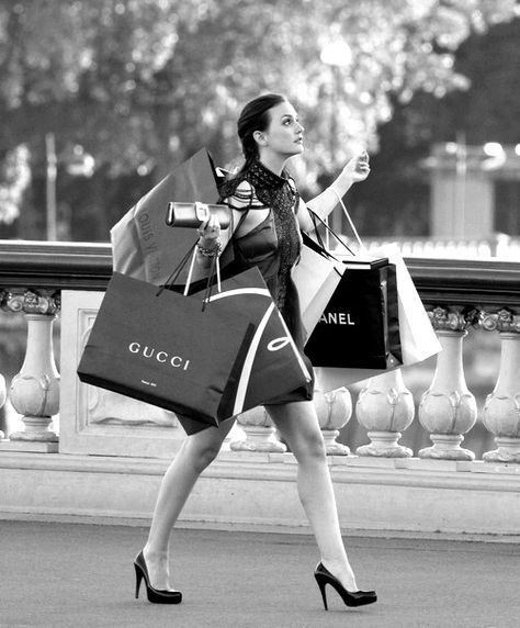 Blair Waldorf in Paris: "Whoever said that money doesn't buy happiness didn't know where to shop" Mode Gossip Girl, Stile Blair Waldorf, Boujee Aesthetic, Black And White Photo Wall, Gossip Girls, Black And White Picture Wall, Fotografi Vintage, Gray Aesthetic, Classy Aesthetic