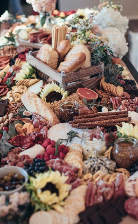 How Much Food to Get for a Grazing Table? | Shannon Shipman #grazingtable #entertaining #entertainingfun Holiday Party Food Table, Cold Buffet, Holiday Appetizers Recipes, Buffet Ideas, Holiday Party Foods, Grazing Table, Charcuterie And Cheese Board, Grazing Tables, Holiday Appetizers