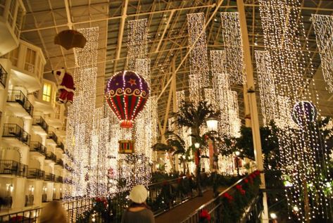 Opryland Hotel Christmas, Christmas In Nashville, Nashville Christmas, Best Christmas Light Displays, Christmas Towns, Tennessee Christmas, Opryland Hotel, Nashville Vacation, Christmas Light Installation